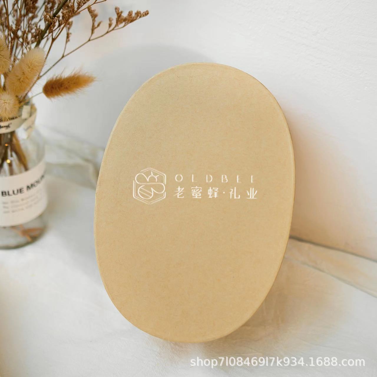 Овальная подарочная коробка из воловьей кожи размера XL (24*18,8*10,2 см); в комплект не входят другие аксессуары. Для получения нескольких товаров, пожалуйста, свяжитесь со службой поддержки клиентов, чтобы проверить стоимость доставки.