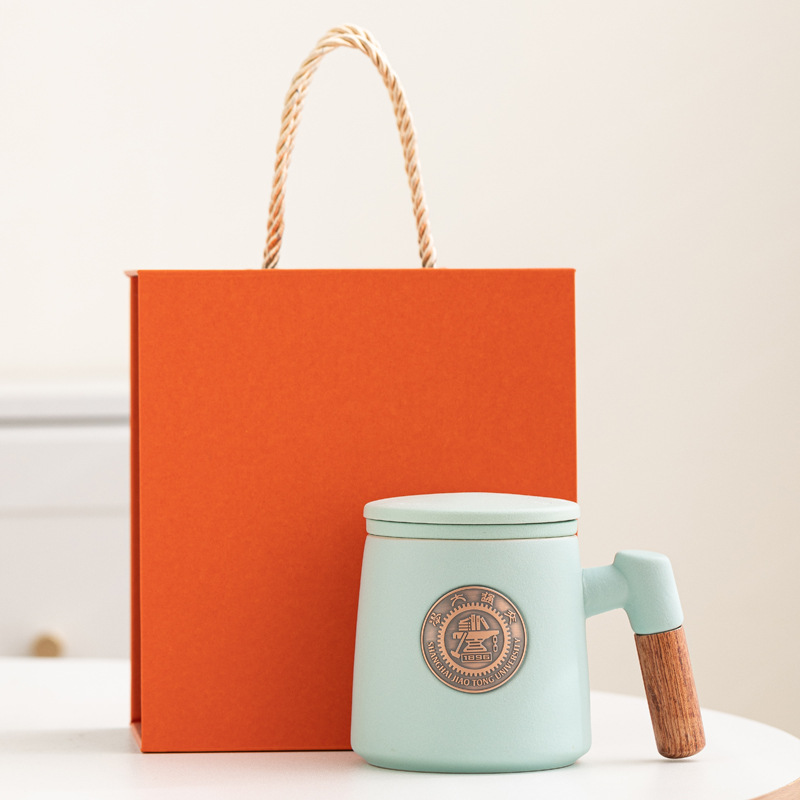 Taza de cerámica famosa escuela taza de filtro taza de marca taza de metal bronce relieve impresión LOGO taza de agua taza con tapa caja de regalo