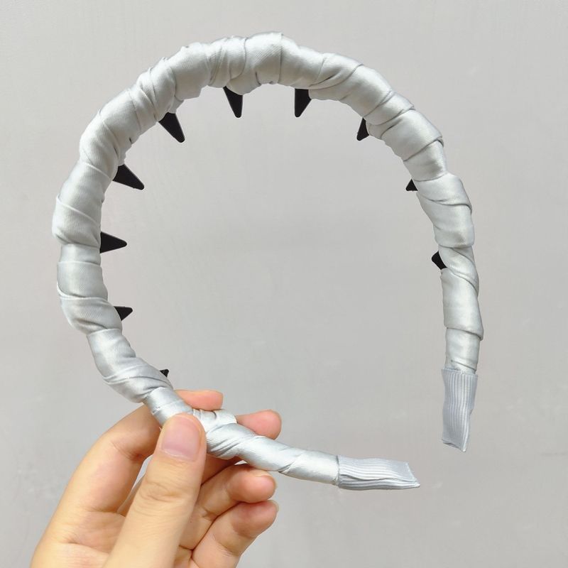 歯のカチューシャを持っています。|undefined