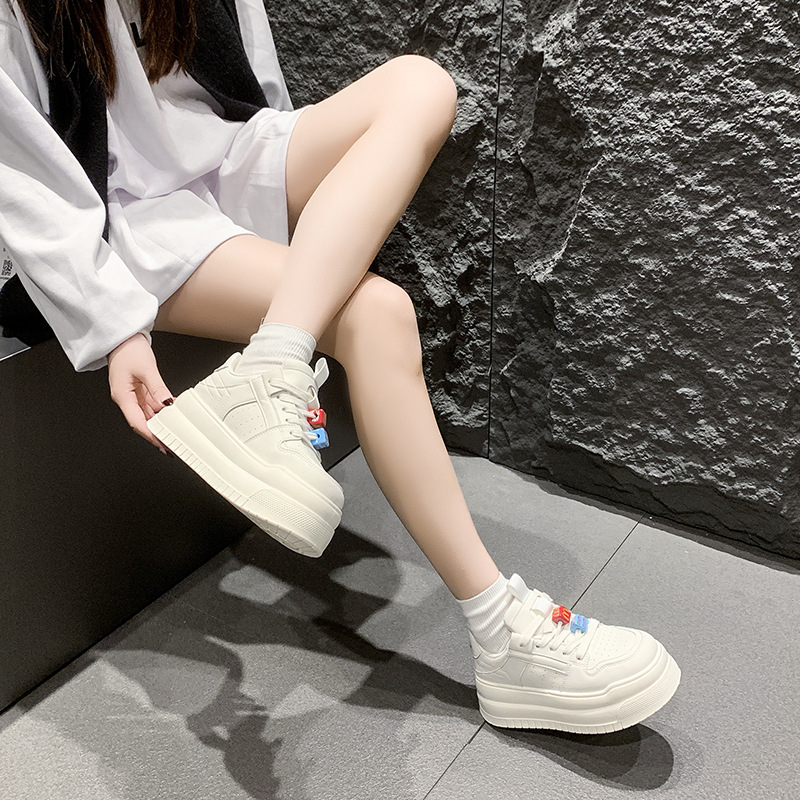 2025 primavera nueva altura de suela gruesa pequeña zapatos blancos muffin zapatos muffin 5cm zapatos de skate casuales versátiles