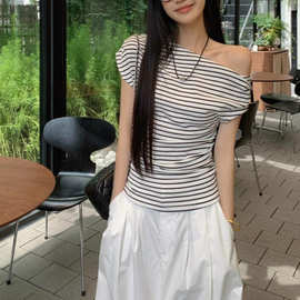 条纹斜肩露肩短袖t恤女2026夏季修身收腰显瘦美式设计感小众上衣