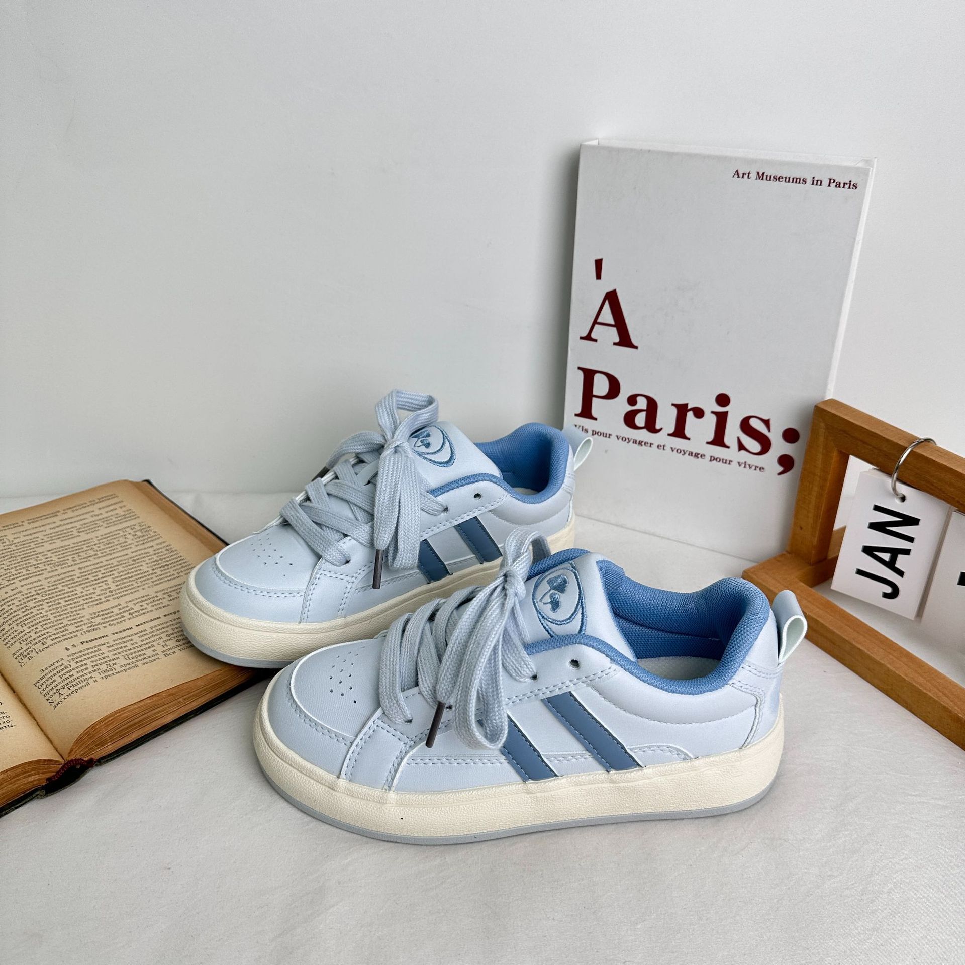Yuanbo 2025 primavera nuevos zapatos para estudiantes zapatos blancos de microfibra de cuero para mujer versión coreana de zapatos de lona de todo fósforo image 3