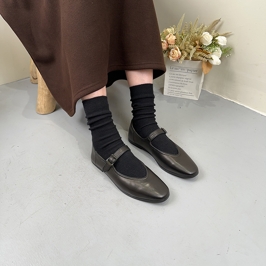 Low solid color shoes with a strap low-cut