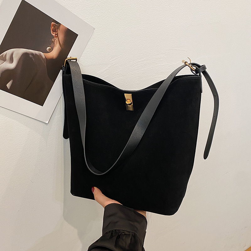 2024 invierno nueva moda de gran capacidad de viaje bolsa de viaje bolsa de moda extranjera simple bolsa de cubo simple bolsa de hombro