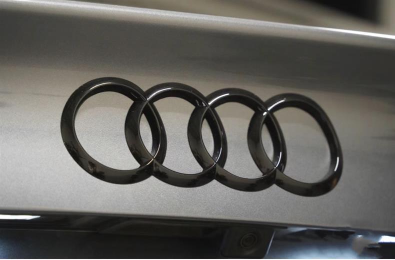 Audi black car emblem, A5 modified with four-ring lettering, four-wheel drive, 35TFSI engine, sporty body, and digital car emblem sticker