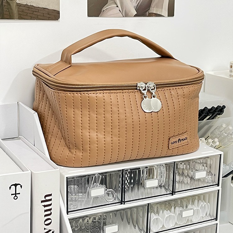 Nueva bolsa de maquillaje de pastel portátil portátil nicho de viaje de alto valor facial adorable bolsa de almacenamiento de cosméticos para productos de cuidado de la piel