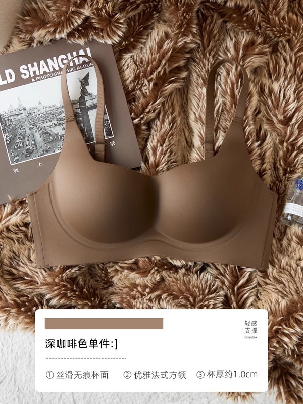 無痕下着の女性の胸が集まっています。|undefined