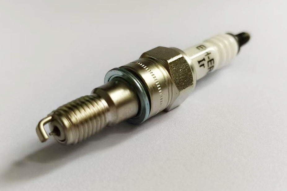 Nickel Alloy Spark Plug Lmar8Ai-9 Is Suitable for Zongshen Dayang Harley Spring Breeze Motorcycles