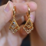 Versión coreana de 2023 nuevos pendientes de perlas para mujer Pendientes de todo fósforo de temperamento simple