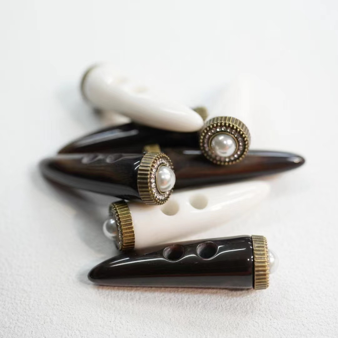 前黄纽扣白色深咖可染色树脂牛角型金属底牛角尖珍珠钻厂家直销