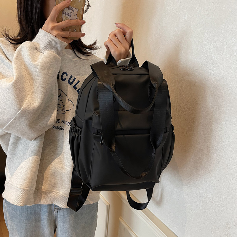 Bolsa de hombro de película de cuero, nueva bolsa impermeable, bolso de moda universal, bolso de moda de doble propósito, bolso de viaje de clase para estudiantes universitarios.
