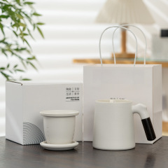 陶磁器のコップの個人専用のお茶の杯の陶磁器のお茶の分離の事務の杯の教師の日の濾過のマグカップは注文します。