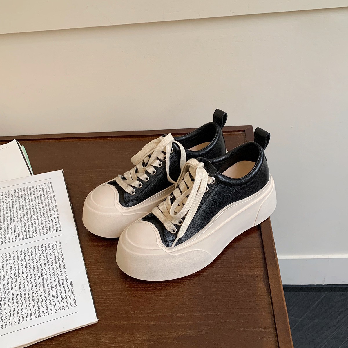 Versión de cuero de vaca ~ Grape Madre con el mismo estilo de zapatos de skate casuales de cabeza redonda para aumentar la altura de la base para hacer viejos zapatos blancos para mujeres