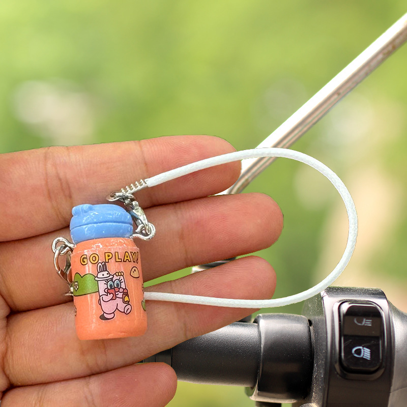 Mini botella de agua termo colgante lindo pequeño biberón accesorios de muñeca diy accesorios de taza de agua al por mayor dibujos animados