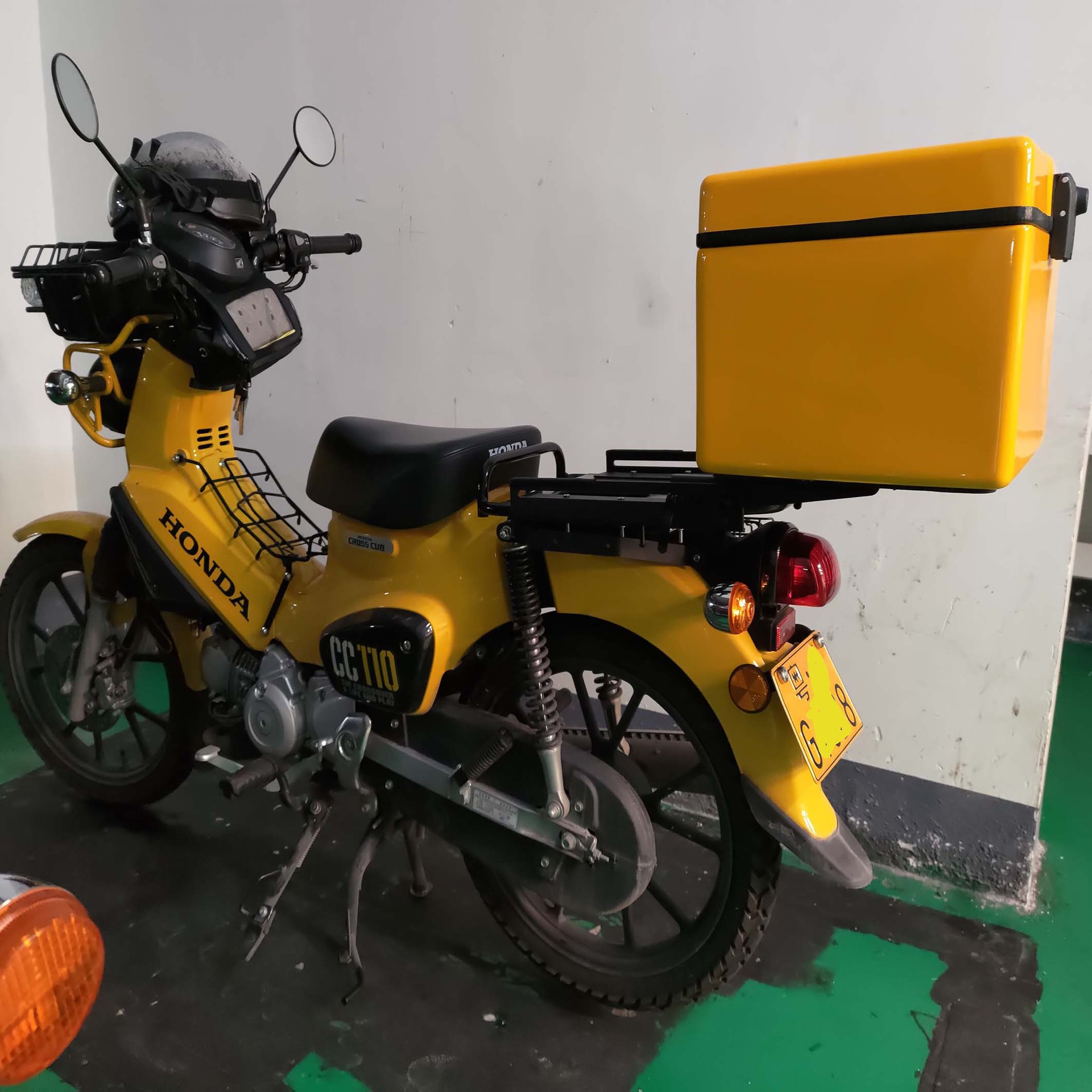 Factory direct motorcycle trunk trunk electric scooter incubator car storage box storage box