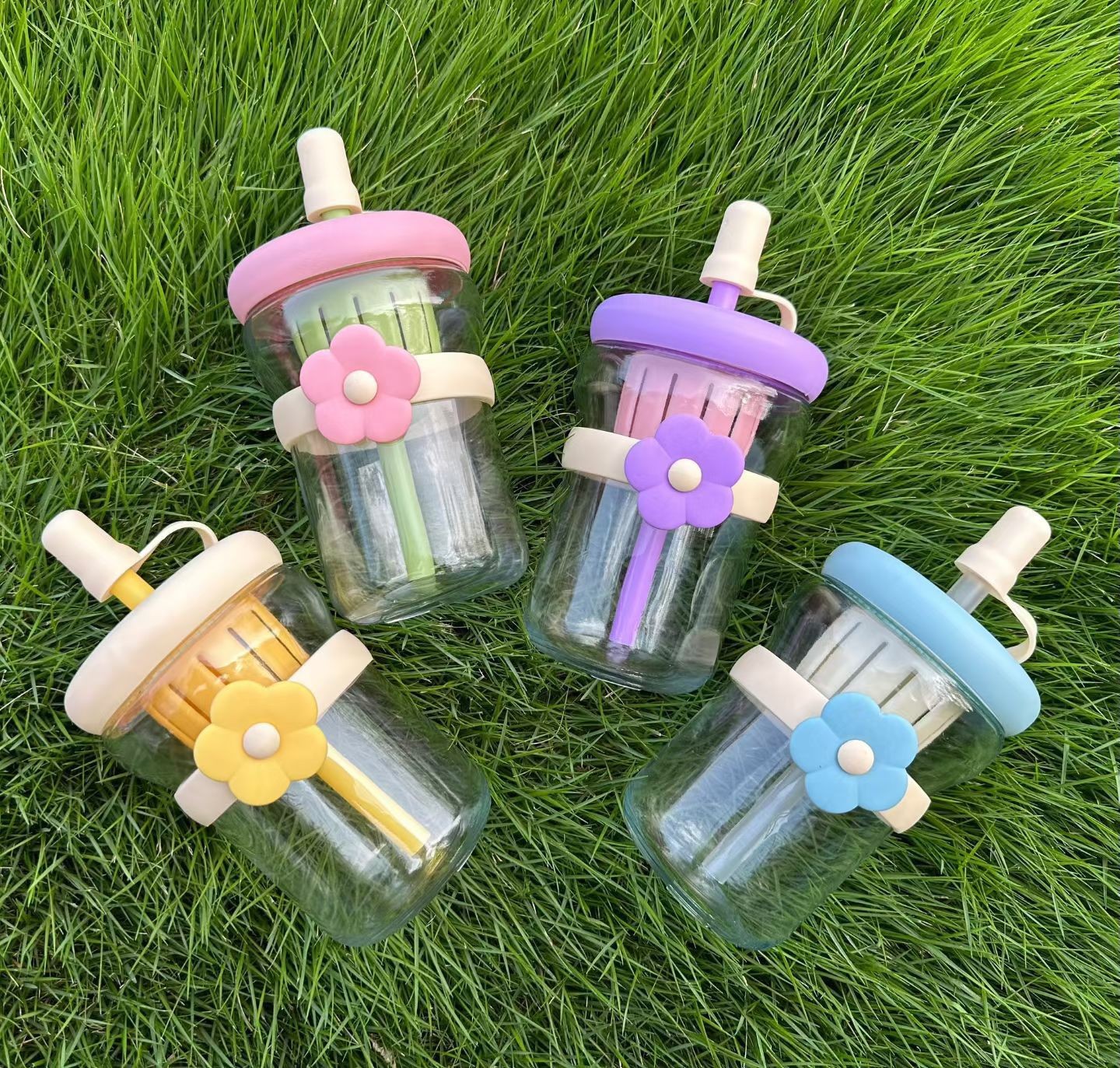 Hediye bardağı, şık ve göz alıcı cam bardak, mağaza promosyon bardağı, açılış etkinliği pipetli bardağı, sevimli makaron bardağı.