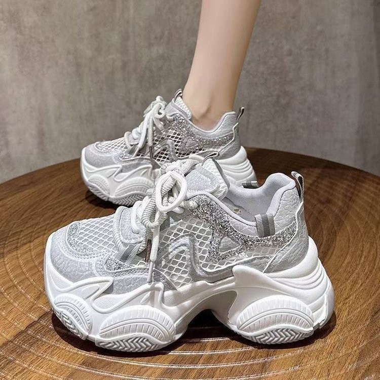 Zapatos de suela gruesa para padres y mujeres en 2026 nuevos zapatos de deporte casuales de malla transpirables pequeños zapatos blancos de altura