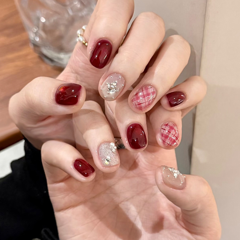 Tiktok Trending Wearable Nails, Sweet and Cool Style, Wine Red with Transparent Crushed Diamonds, Short Nails, Festive Atmosphere Nail Art, Pre-Made Fake Nails