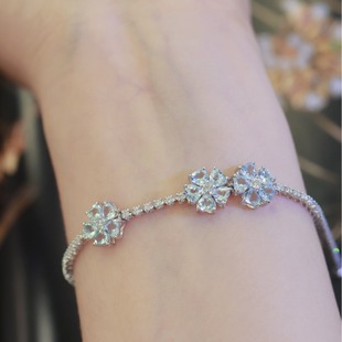 18K Gold Aquamarine Finished Small Flower Four-Leaf Clover Aquamarine Bracelet Aquamarine 2.2 Carat Diamond 95 Points