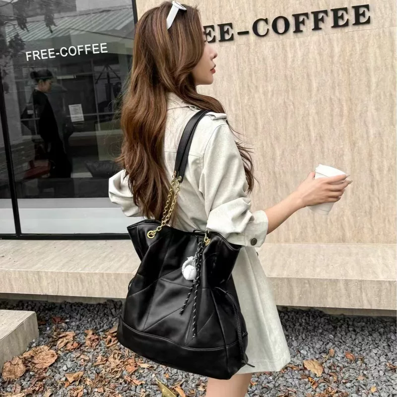Fashionable capacious shopping bag, one-shoulder bag with diamond pattern, genuine leather, casual style, chain bag
