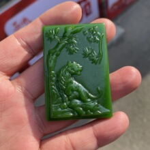 仿新疆和田玉老虎吊坠 碧玉色上山虎下山虎玉石牌生肖牌挂件批发