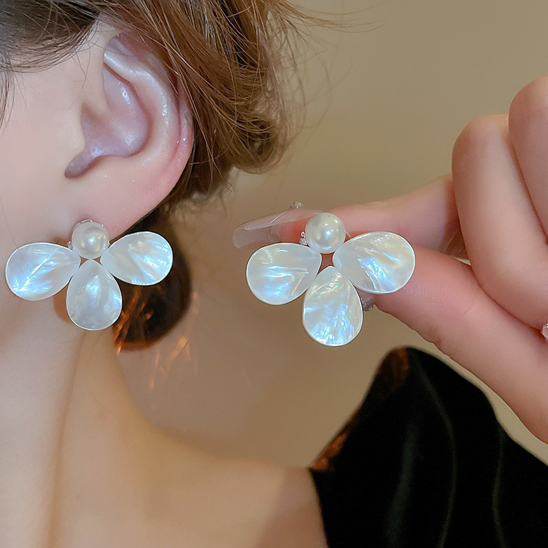 Pendientes de borla de concha redonda con aguja de plata Pendientes de temperamento de estilo de vacaciones junto al mar Pendientes de todo fósforo de alta gama de moda al por mayor