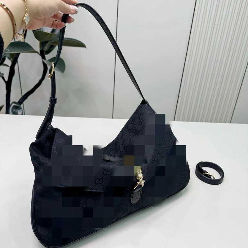 Gucci's new black monogram handbag is a low-key, vintage, and high-quality canvas bag that can be worn on the shoulder or under the arm