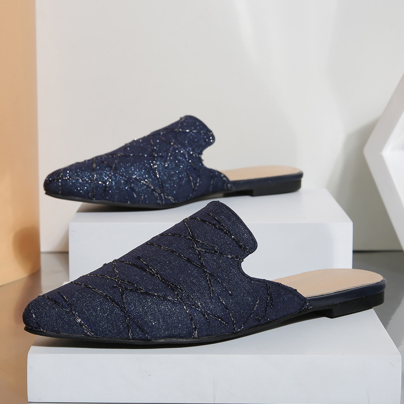 Damsandaler med bullhuvud och halvklackar bär en platt mullersko_voghion.com