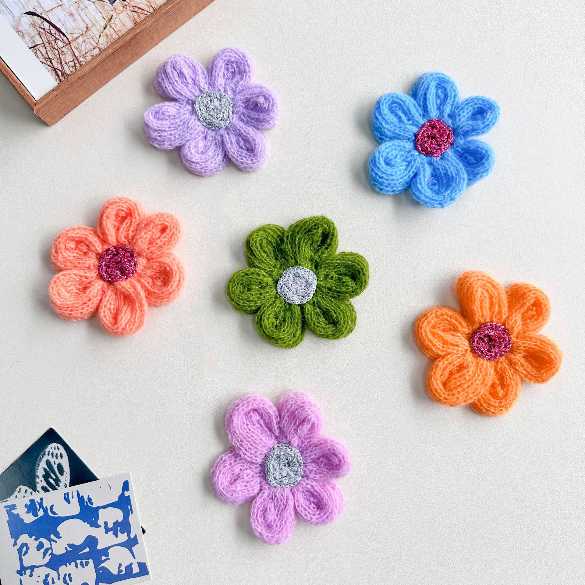 Flor de feltro de mano adorable ropa infantil accesorios flores suéter de invierno suéter de lana hecha a mano flores