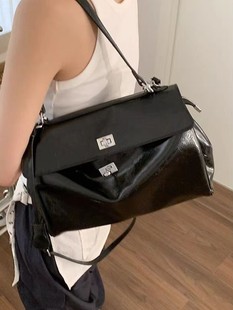 Capacious handheld shoulder bag