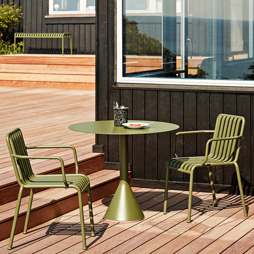 Simple courtyard outdoor furniture, colorful ironwork, open-air leisure balcony coffee and milk tea shop, trendy small table and chair set