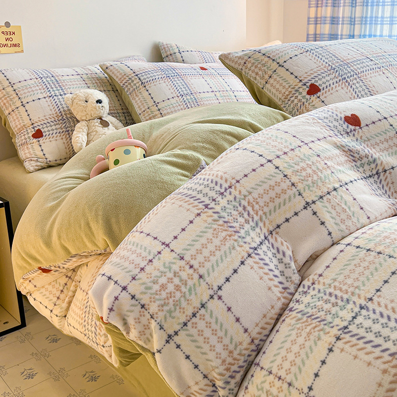 Cama de dibujos animados de leche de seda de cuatro piezas 2026 nueva sábanas de seda de coral de otoño y invierno cubierta de colcha de cama de tres piezas