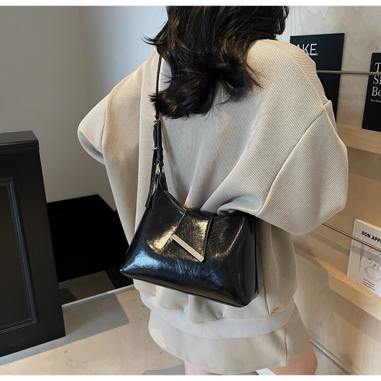 In the summer of 2025, new solid-color underarm bags for women are popular. These are simple and stylish underarm bags, handbags, and candy-colored single-shoulder bags undefined
