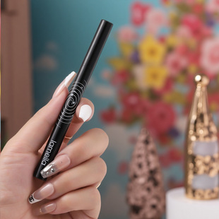 Lamera's slim and long-lasting carved eyeliner pen is quick-drying and long-lasting waterproof and sweat-proof, not easy to faint, and can be painted with lower eyelashes.