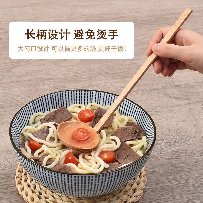 アヒルの卵のラーメンのスプーンのすき焼きのスプーンの木製の長い柄のスプーンは食事してスープの木のスプーンの味の千ラーメンのスプーンを飲みます。|undefined