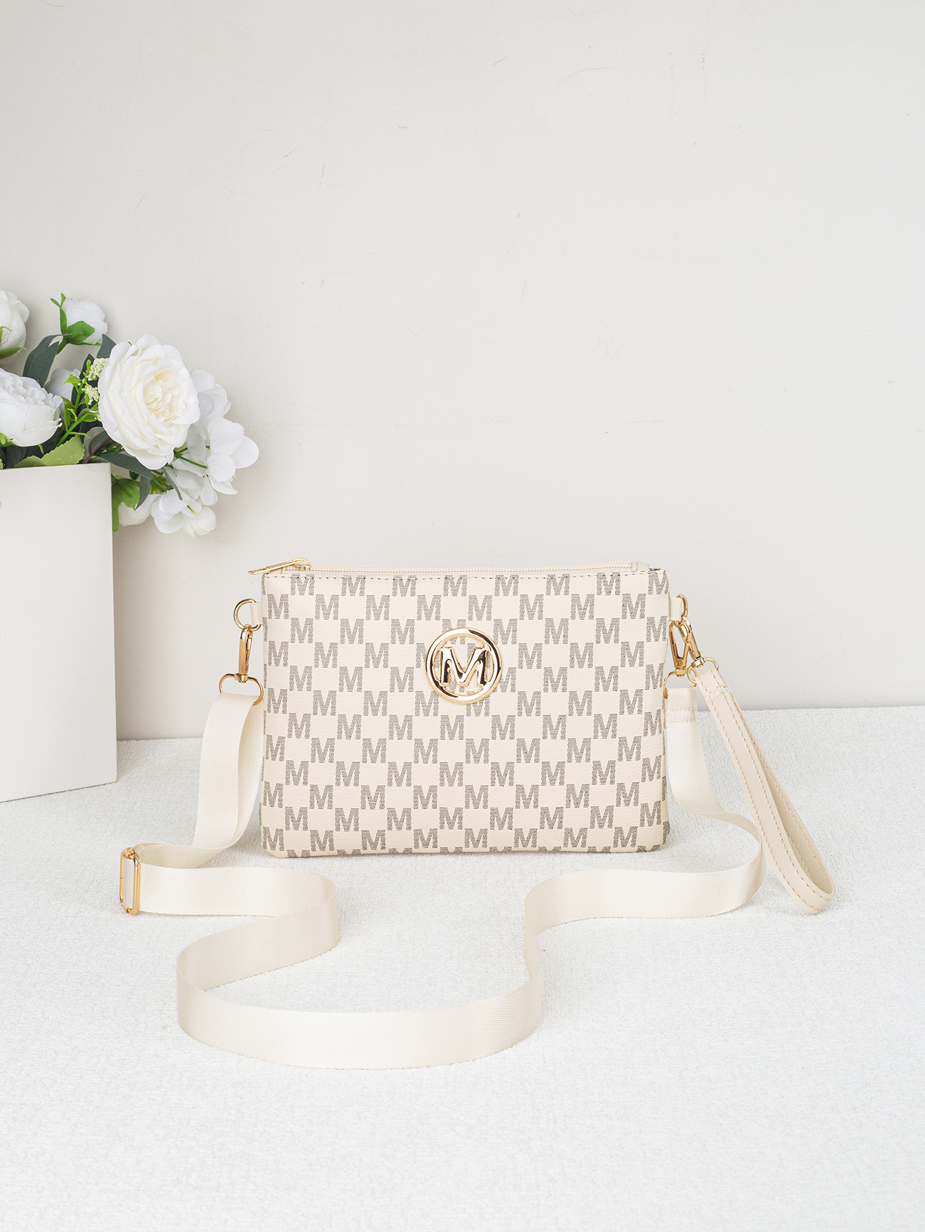 Vintage dames crossbodytas uit de lente van 2026 met geweven patroon en gouden M-logo, gepersonaliseerd portemonneetje._voghion.com