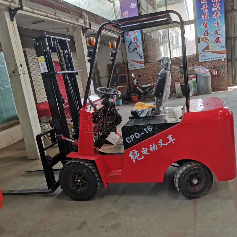 小型四轮液压升降搬运车1.5吨电动堆高叉车四轮座驾式电动叉车