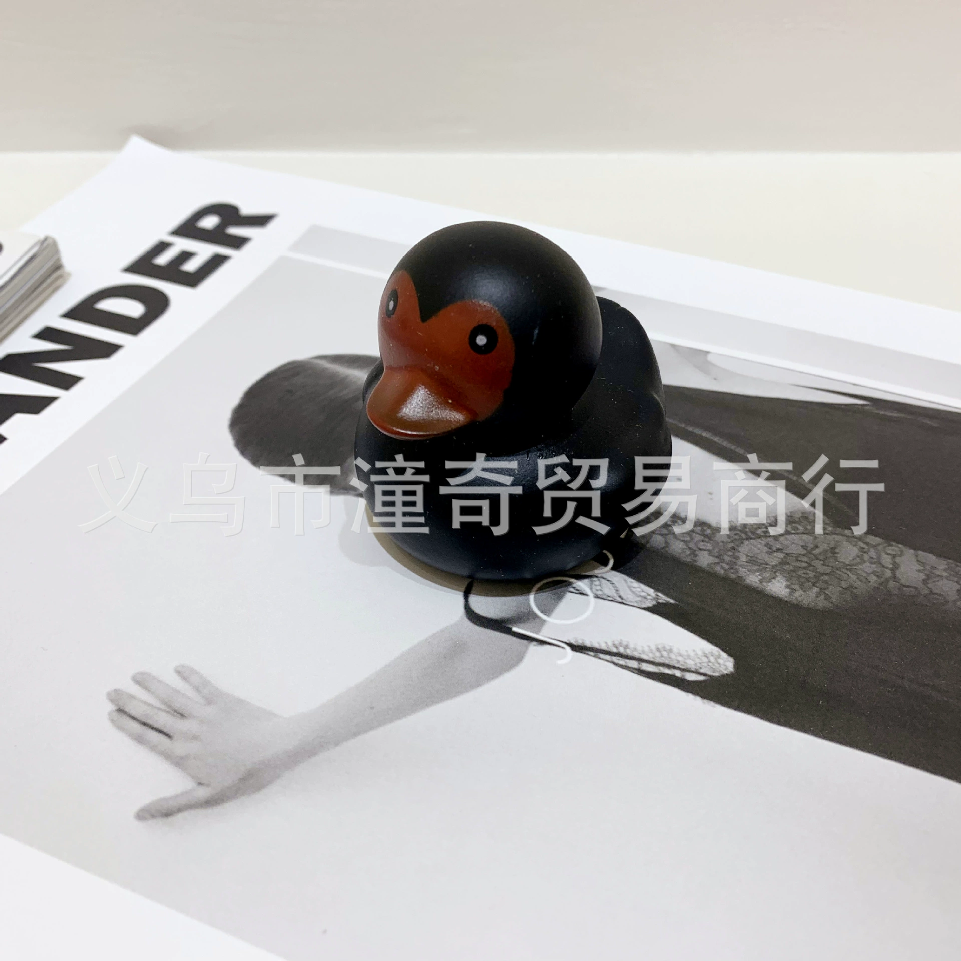 B.Duck, шлем, солнцезащитные очки, ожерелье, ремень со светом, (Физика), интернет-знаменитость, стрекоза