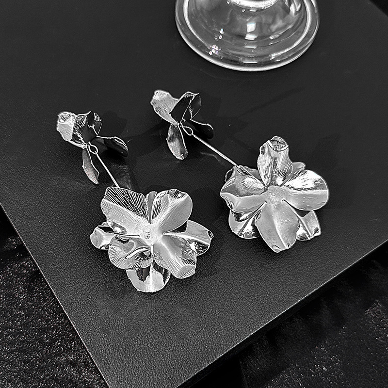 1 Pair Simple Style Flower Plating Iron Drop Earrings display picture 7