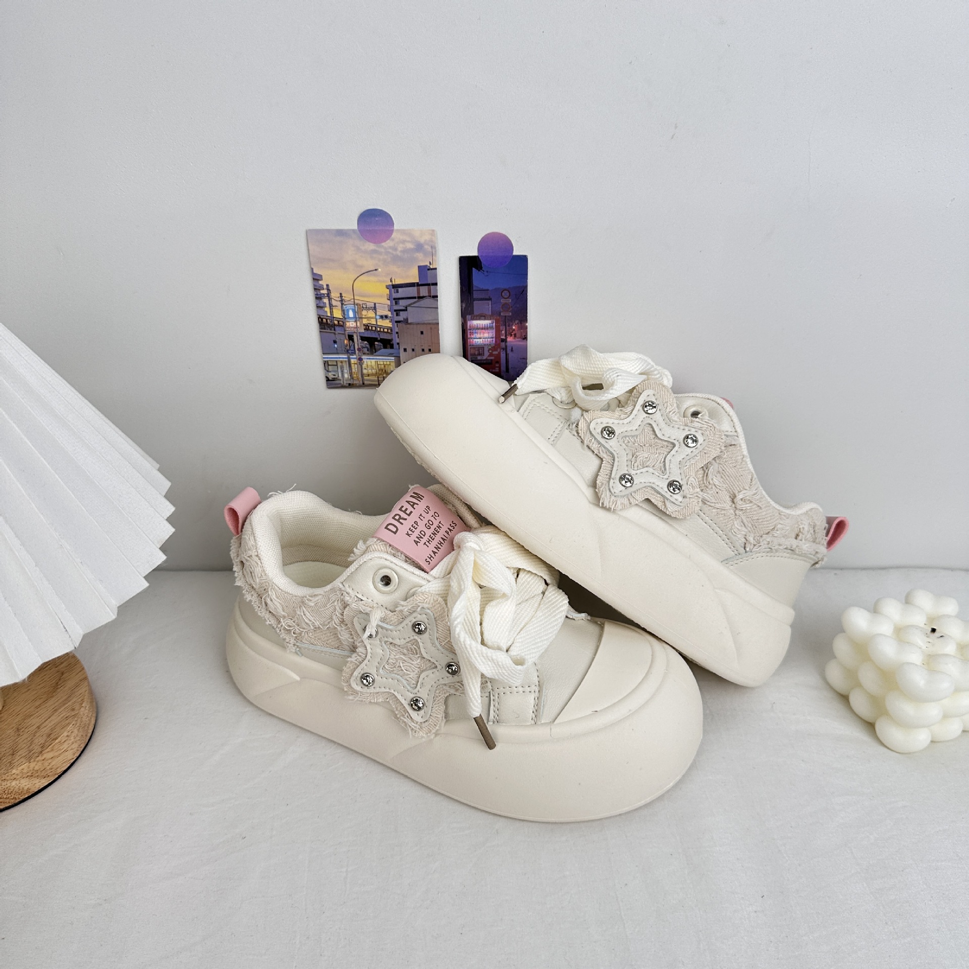 Yuanbo 2025 primavera nuevo estilo estudiante suela gruesa zapatos de tabla de cabeza grande zapatos de lona para mujer zapatos casuales de todo fósforo para el cabello