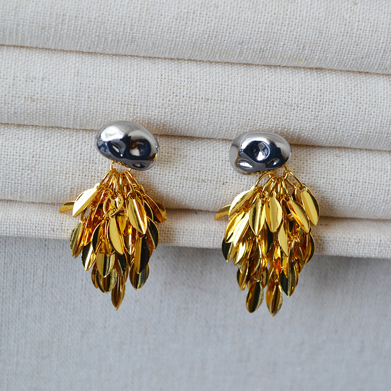 Holiday, Daily Occasion 1 Pair Simple Style Classic Style Solid Color Tassel Plating Brass Ear Studs
