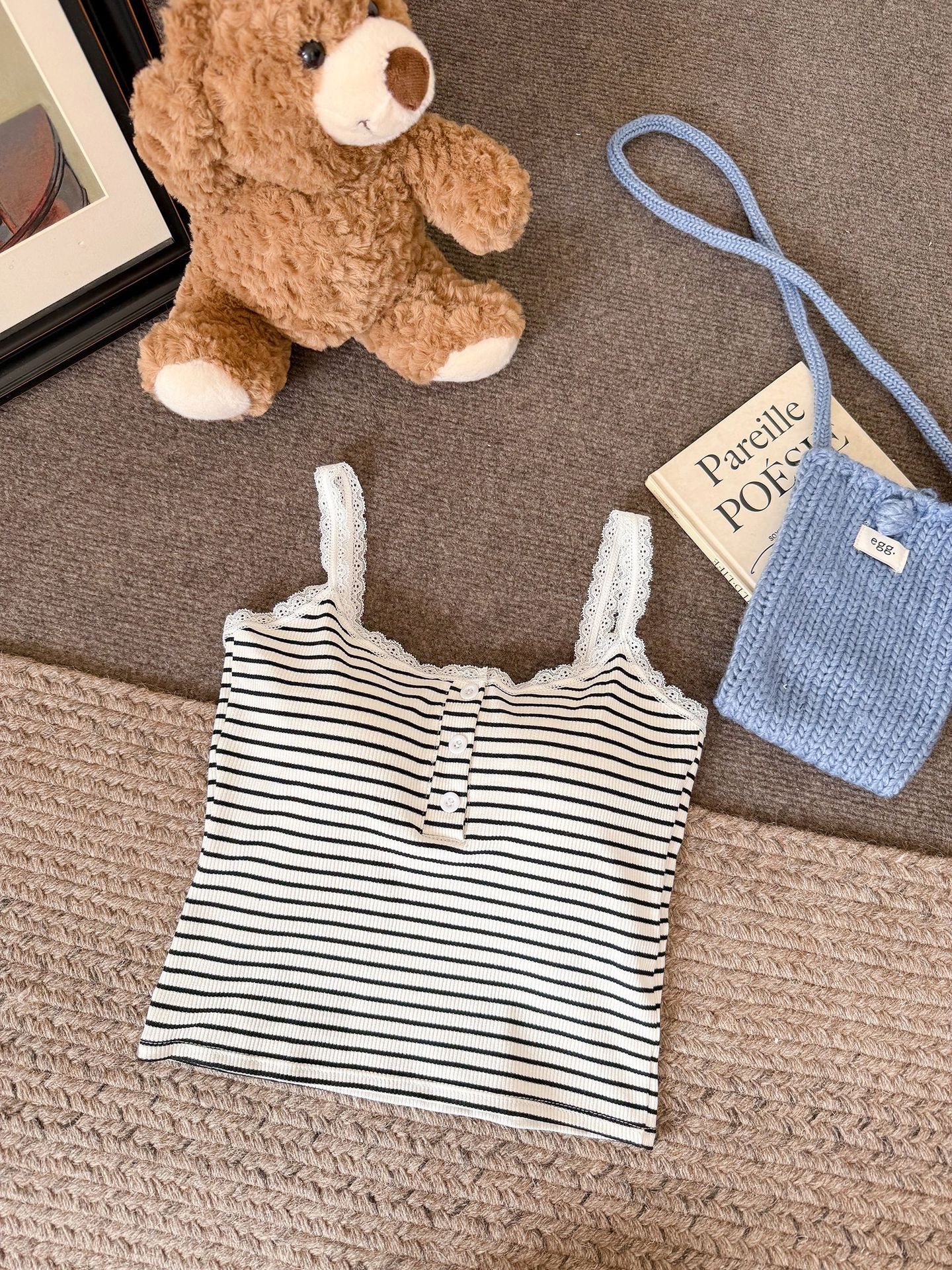 Camisola de encaje de espalda hermosa de estilo explosivo en vivo para mujer con almohadilla para el pecho, botones de uso interior y exterior, chaleco de fondo de todo fósforo de primavera y verano