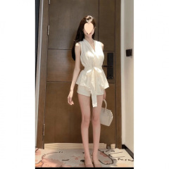 シフォンのファッション的な袖なしのシャツは首を掛けて腰を収めて身を引き締める清新なストラップのシャツ2025夏の新型の名媛風です。