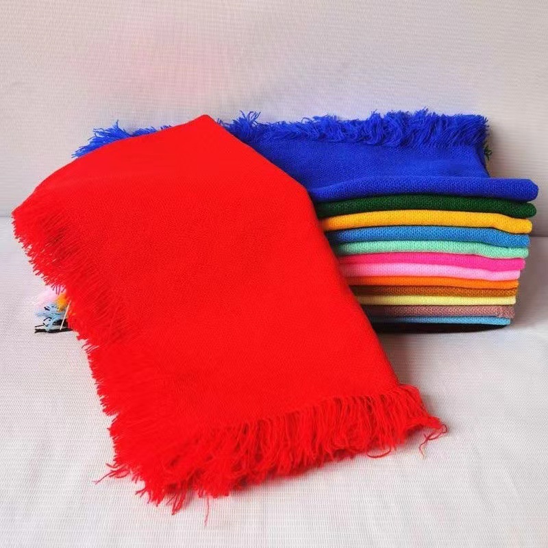 Ältere Menschen mit Kopftuch, Frauen mittleren und höheren Alters, die mit traditionellen Kopftüchern arbeiten, Internet-Prominente_voghion.com