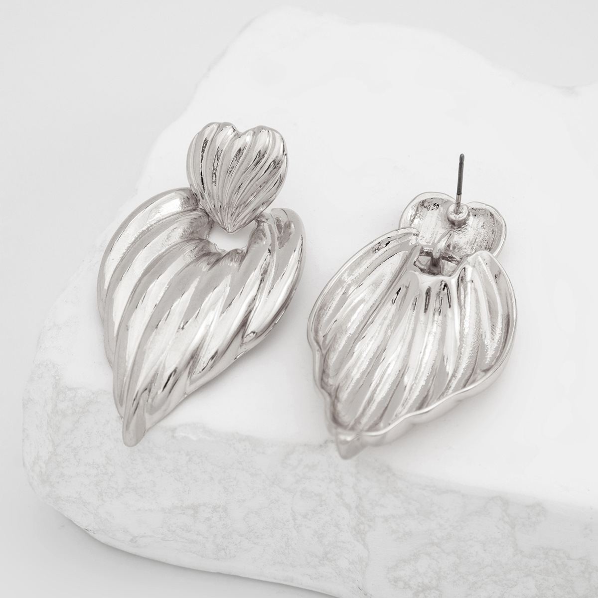 22g Weight Metal Ear Needle Material Drop Earrings, Ear Studs Classification 1 Pair Quantity Holiday, Street Occasion Metal Material Geometric, Heart Shape Pattern All Seasons Season Women's Gender Polished Finish Plating Design Retro, Classic Style Style 1 Pair Retro Classic Style Geometric Heart Shape Plating Metal Drop Earrings Ear Studs 65
