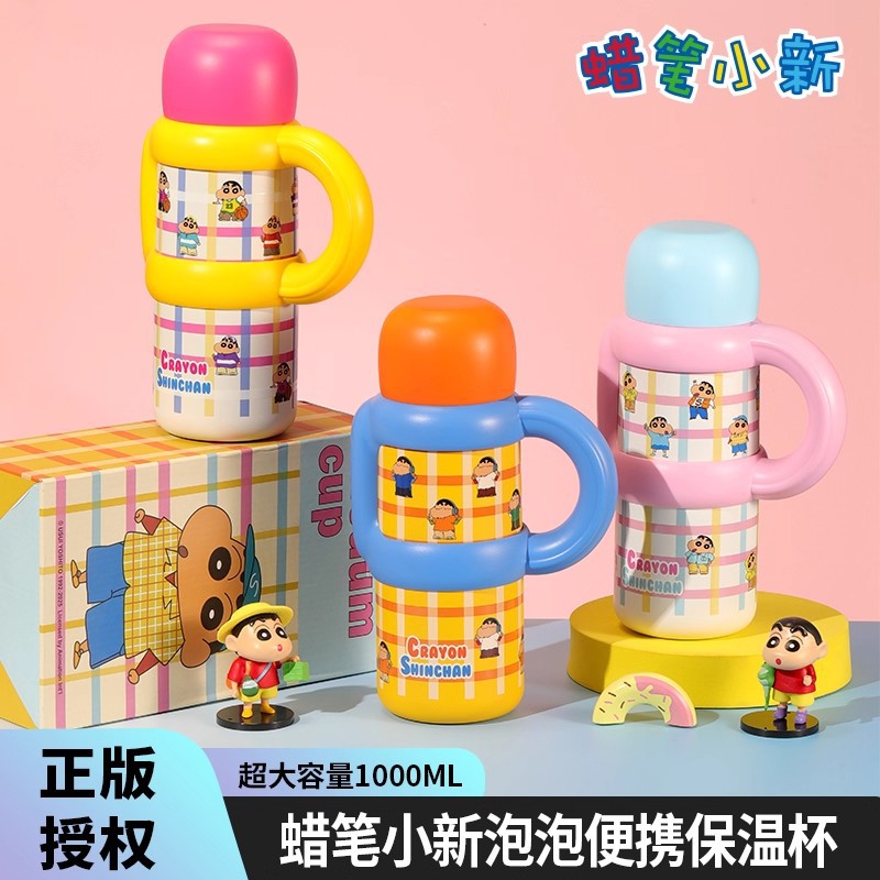Taza de agua de aislamiento Crayon Shin-chan de gran capacidad y multifuncional que lo acompaña lindo 2025 nueva taza portátil para que los estudiantes vayan a la escuela