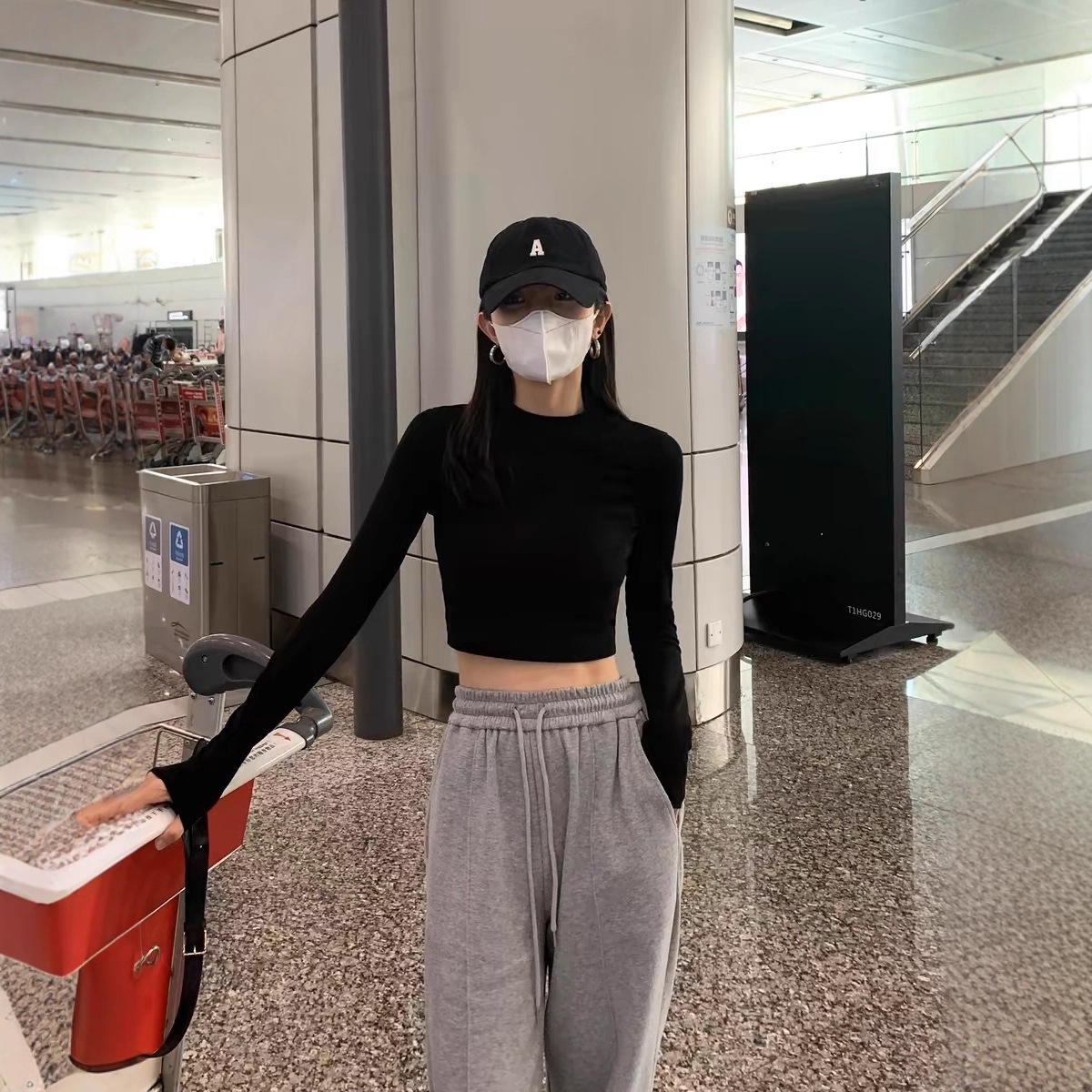 Black Bottoming Shirt for Women in Spring, Autumn and Winter with Right Shoulder Long-Sleeved Shirt and Short Top