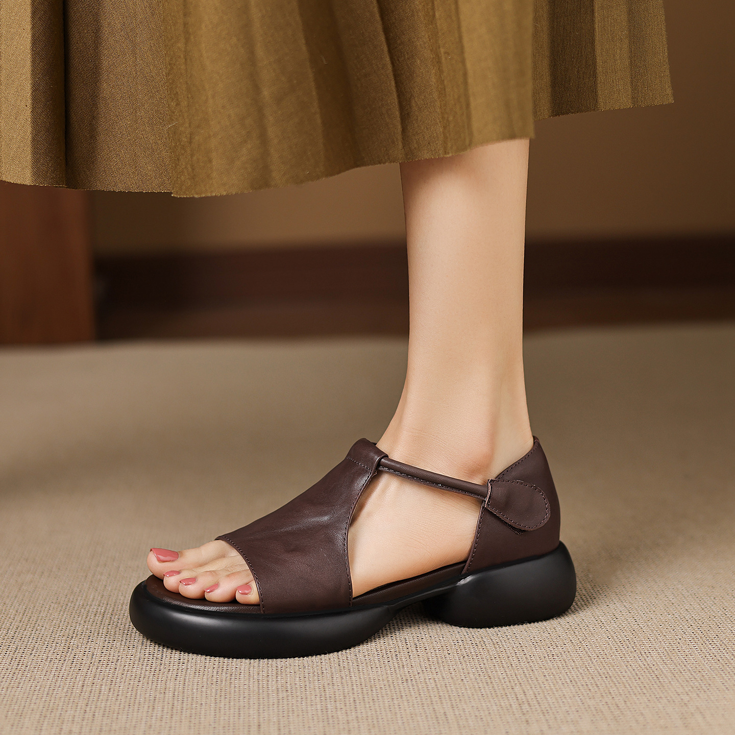 Sandal nữ quai chữ T đế dày, dán Magic Stig, form rộng thoải mái — màu nâu