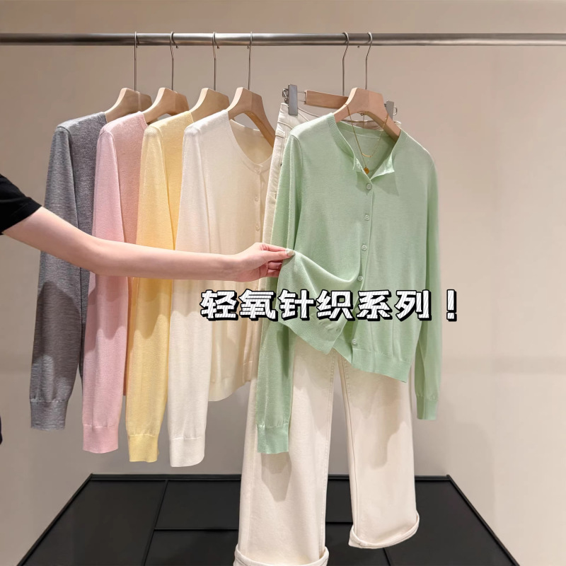 Light Dopamine Style Outfit: Wool Sleeveless Knit Vest Top, Linen Long-Sleeve Knit Cardigan Jacket for Women in Spring Light Dopamine Style Outfit: Wool Sleeveless Knit Vest Top, Linen Long-Sleeve Knit Cardigan Jacket for Women in Spring
