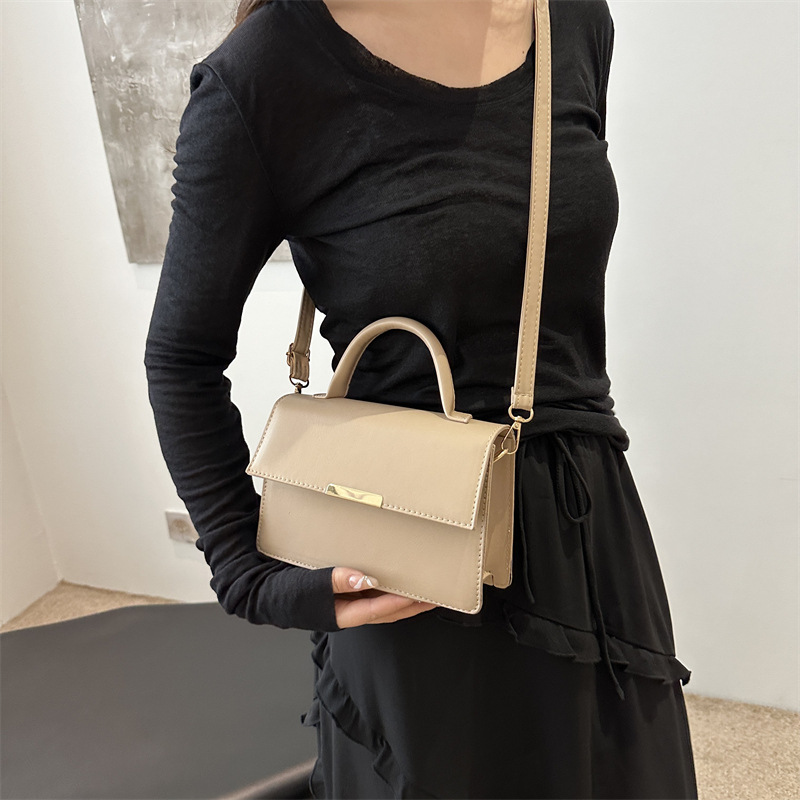 Este año la nueva explosión de bolsos de mujer de alta calidad sensación extranjera bolsos de mano versátiles ligeros de lujo nicho bolsos de hombro de un solo hombro